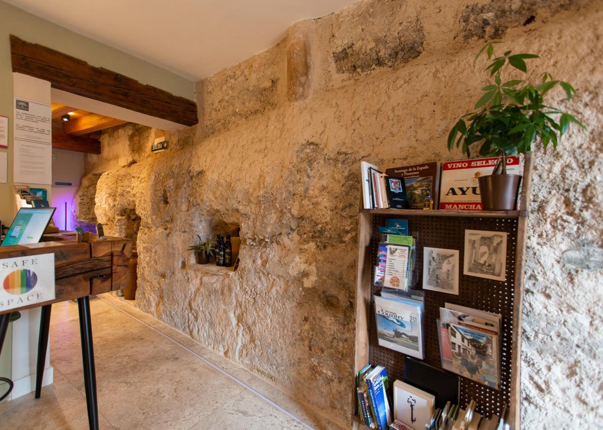Hotel Poeta Jorge Manrique เซกูรา เดลา เซียร์รา ภายนอก รูปภาพ
